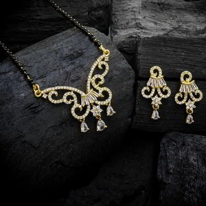 Молочное и золотое индийское свадебное украшение (мангалсутра) со стразами