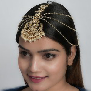 Молочное и золотое индийское украшение на голову (манг-тика) из латуни с искусственными камнями