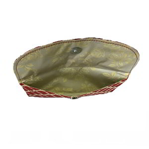 Бордовая и красная женская сумочка-клатч из шёлкового атласа, украшенная вышивкой с аппликацией