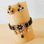 *Чёрное, золотое и серое индийское украшение на шею со стразами, перламутровыми бусинками