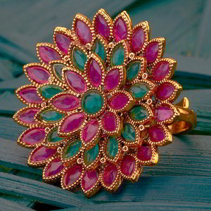 Золотое латунное женское индийское кольцо с искусственными камнями