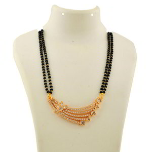 Молочное и золотое латунное индийское свадебное украшение (мангалсутра) со стразами