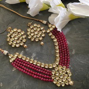 Молочное и золотое индийское украшение на шею с искусственными камнями