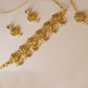 Молочное и золотое индийское украшение на шею со стразами, перламутровыми бусинками