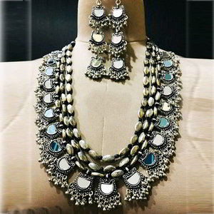 Серебристое индийское украшение на шею с бисером