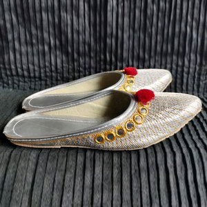 Чёрная и серая индийская женская обувь с кусочками зеркалец