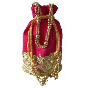 Розовая шёлковая сумочка-мешочек, украшенная вышивкой со стразами