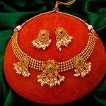 *Разноцветное и золотое индийское украшение на шею со стразами