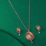 *Молочный и золотой индийский кулон на шею со стразами, перламутровыми бусинками