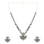 *Серебристое и зелёное индийское украшение на шею со стразами