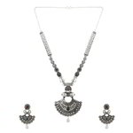 *Серебристое и зелёное индийское украшение на шею со стразами