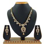 *Молочное и золотое индийское украшение на шею со стразами