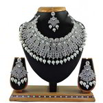 *Молочное и золотое индийское украшение на шею со стразами