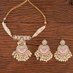 *Молочное и золотое латунное индийское украшение на шею со стразами, перламутровыми бусинками