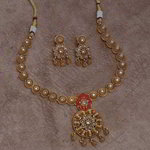 *Молочное и золотое латунное индийское украшение на шею с бисером