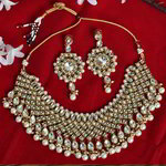 *Молочное и золотое латунное индийское украшение на шею с искусственными камнями, бисером, перламутровыми бусинками