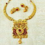 *Бордовое и красное индийское украшение на шею