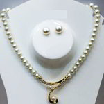 *Молочное и золотое индийское украшение на шею с перламутровыми бусинками