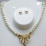 *Молочное и золотое индийское украшение на шею с перламутровыми бусинками