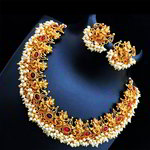 *Молочное и золотое индийское украшение на шею с перламутровыми бусинками