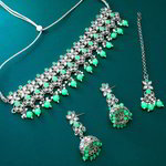 *Серебристое и зелёное индийское украшение на шею с искусственными камнями, перламутровыми бусинками