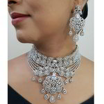 *Серебристое индийское украшение на шею со стразами