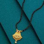 *Молочное и золотое индийское свадебное украшение (мангалсутра) со стразами