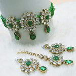 *Молочное и золотое индийское украшение на шею со стразами