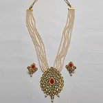 *Зелёное и золотое индийское украшение на шею со стразами, перламутровыми бусинками