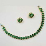 *Зелёное и золотое индийское украшение на шею с искусственными камнями