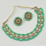 *Молочное и золотое индийское украшение на шею со стразами, перламутровыми бусинками