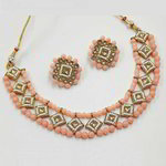 *Золотое и розовое индийское украшение на шею со стразами, перламутровыми бусинками