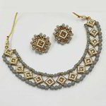 *Молочное и золотое индийское украшение на шею со стразами, перламутровыми бусинками