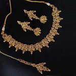 *Бежевое, коричневое и золотое индийское украшение на шею со стразами