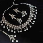 *Молочное и золотое индийское украшение на шею с перламутровыми бусинками