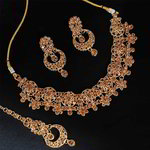 *Бежевое, коричневое и золотое индийское украшение на шею со стразами