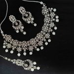 *Молочное и золотое индийское украшение на шею с перламутровыми бусинками