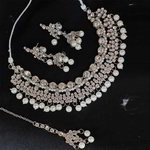 *Молочное и золотое индийское украшение на шею с перламутровыми бусинками