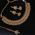 *Бежевое, коричневое и золотое индийское украшение на шею со стразами