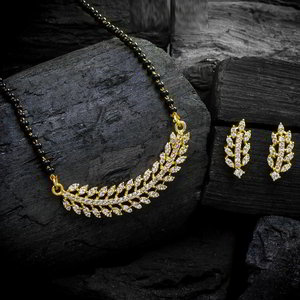 Молочное и золотое индийское свадебное украшение (мангалсутра) со стразами