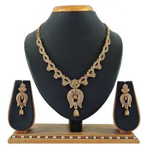 Золотое индийское украшение на шею со стразами