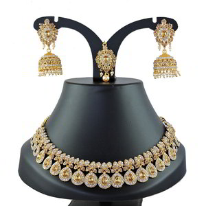 Золотое индийское украшение на шею со стразами