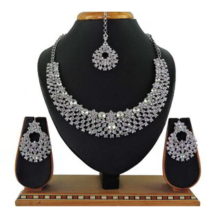 Молочное и серебристое индийское украшение на шею со стразами