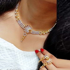 Золотое индийское украшение на шею со стразами