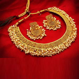 Молочное и золотое индийское украшение на шею