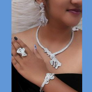 Серебристое индийское украшение на шею со стразами