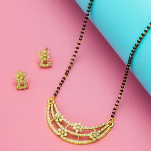 Молочное и золотое индийское свадебное украшение (мангалсутра) со стразами