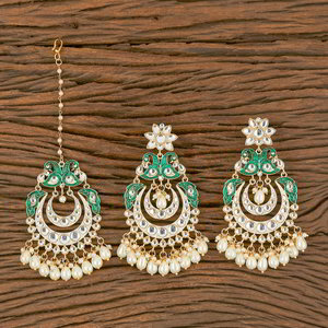 Зелёное и золотое латунное индийское украшение на голову (манг-тика) с искусственными камнями, бисером, перламутровыми бусинками