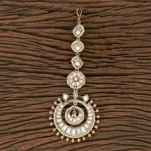 Молочное и золотое латунное индийское украшение на голову (манг-тика) с искусственными камнями, перламутровыми бусинками