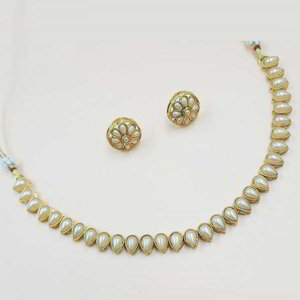 Молочное и золотое индийское украшение на шею с искусственными камнями